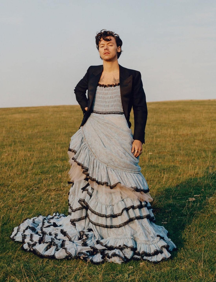 Bạn trai cũ Kendall Jenner khiến dân tình giật mình khi diện quả váy tầng hai dây bèo nhún chụp hình tự tin trước ống kính