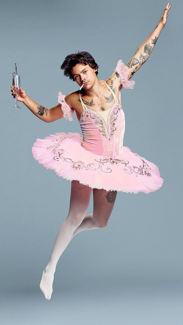 Harry Styles từng mặc váy của vũ công múa ballet chụp hình nhảy nhót chả sợ ai nói năng gì