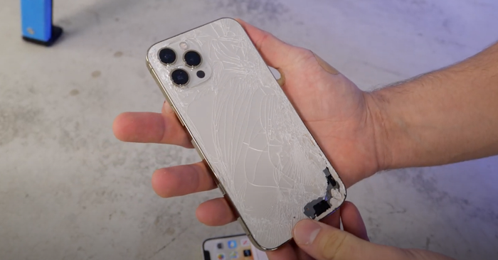 Mặt lưng iPhone 12 Pro Max dường như là bản dễ vỡ nhất trong những chiếc iPhone 12. Ảnh chụp màn hình