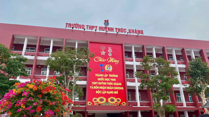 Hình ảnh ngôi trường THPT nơi nữ MC từng theo học trong dịp kỷ niệm 100 năm ngày thành lập