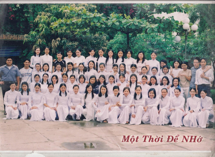 Diệp Chi chụp cùng lớp của mình cách đây 17 năm