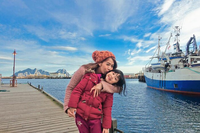 Diệp Chi bên cạnh con gái An Nhiên của mình