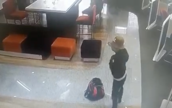 Camera ghi lại quá trình đối tượng tự tẩm xăng dọa cướp tiền ngân hàng Ảnh 2