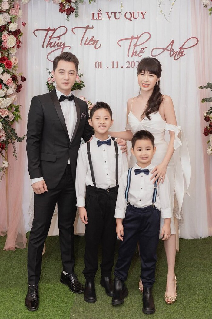 Gia đình 4 người hạnh phúc của Đăng Khôi - Thủy Anh.