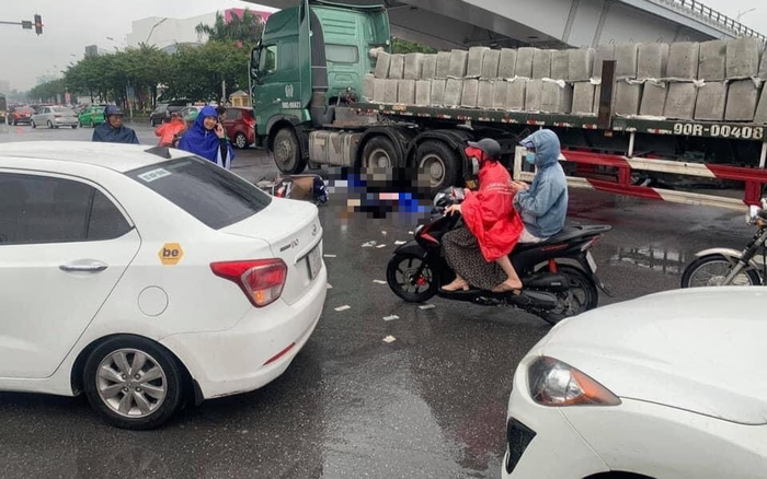Va chạm với xe tải đầu kéo gần Trung tâm thương mại Aeon Long Biên, 2 người phụ nữ tử vong thương tâm Ảnh 2