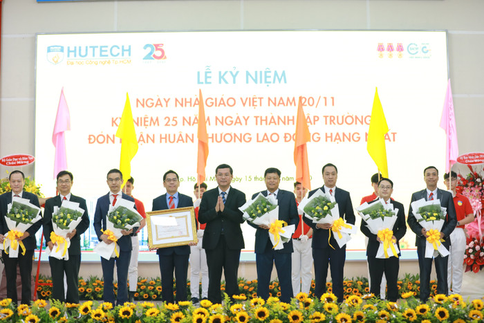 Trường Đại học Công nghệ TP.HCM (HUTECH) đón nhận Huân chương Lao động hạng Nhất nhân dịp Lễ kỷ niệm 25 năm thành lập Trường.