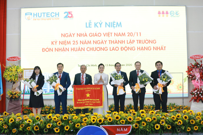 HUTECH nhận Cờ truyền thống 25 năm của Chủ tịch UBND TP.HCM