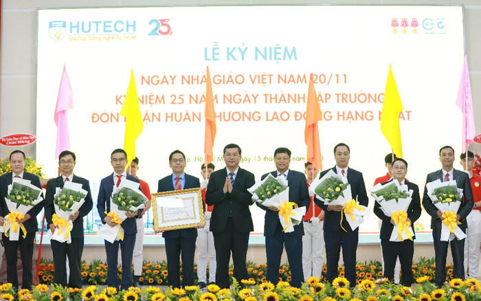 Đại học Công nghệ TP.HCM nhận Huân chương Lao động hạng Nhất Ảnh 2