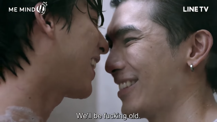 Phòng tắm, hai người nhìn nhau nồng thắm.