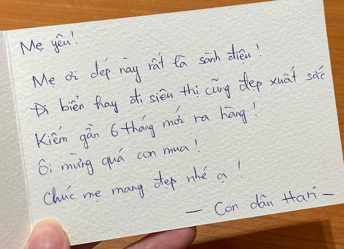Mua dép hiệu tặng mẹ chồng, Hari Won khiến dân tình 'tan chảy' vì lời nhắn quá đỗi dễ thương