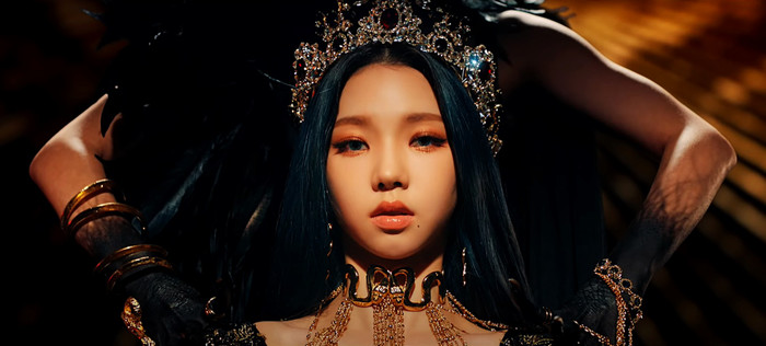 Karina (aespa) đẹp ma mị cạnh người mẫu Jang Yoon Ju trong intro mới của 'Black Mamba' Ảnh 3