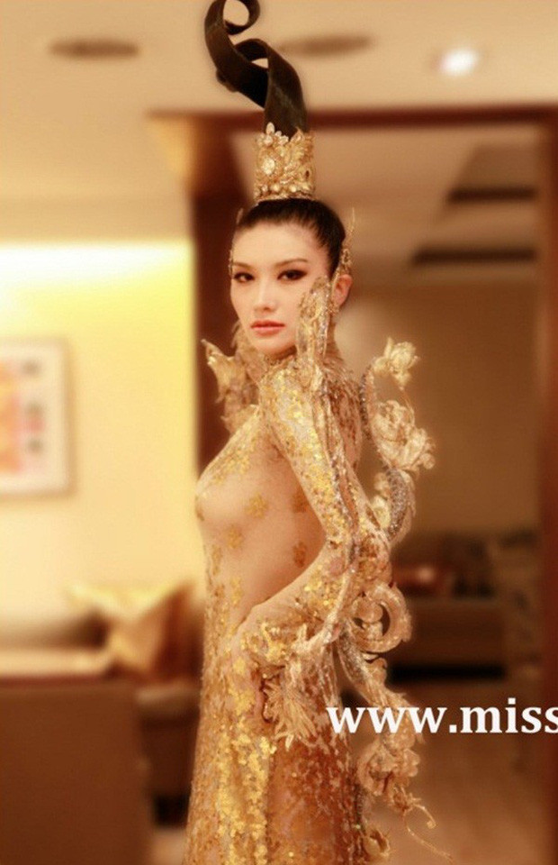 Thiết kế bodysuit ôm sát body phô diễn đường cong của thí sinh này nhưng lại quá mỏng để có thể che chắn vòng 1. Bộ trang phục khiến Hoa hậu Trung Quốc bị chính cư dân mạng trong nước tẩy chay, cho rằng 'đây là sự sỉ nhục đối với văn hóa Trung Hoa'.