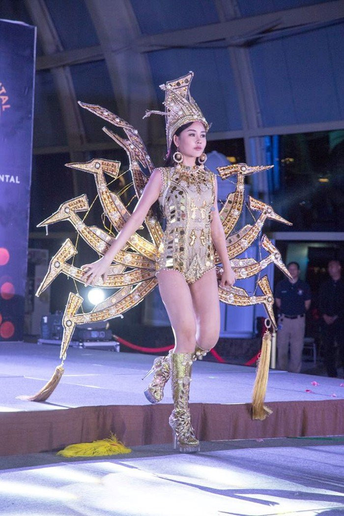 Không chỉ bộ váy dạ hội bị lên án kịch liệt vì sao chép ý tưởng trắng trợn từ Miss Universe 2018 mà ngay cả bộ trang phục dân tộc của Ngân Anh ở Hoa hậu Liên lục địa cũng không 'thoát tội'. 