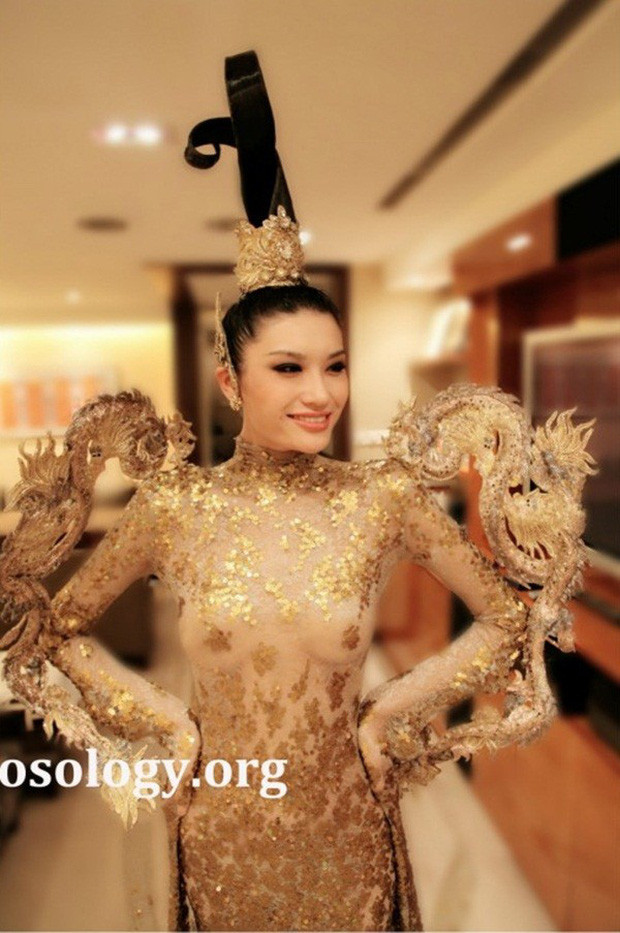 Đại diện Trung Quốc tham dự Miss Universe 2013 nhưng lại bị cả nước chỉ trích vì bộ trang phục dân tộc nhạy cảm, mỏng quá mức cho phép.
