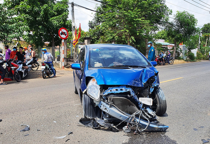 Ô tô 4 chỗ bị hư hỏng sau tai nạn. Ảnh: VnExpress