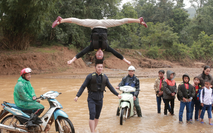 Quốc Cơ - Quốc Nghiệp diễn xiếc giữa dòng nước lũ trong chuyến cứu trợ tại Quảng Trị Ảnh 2