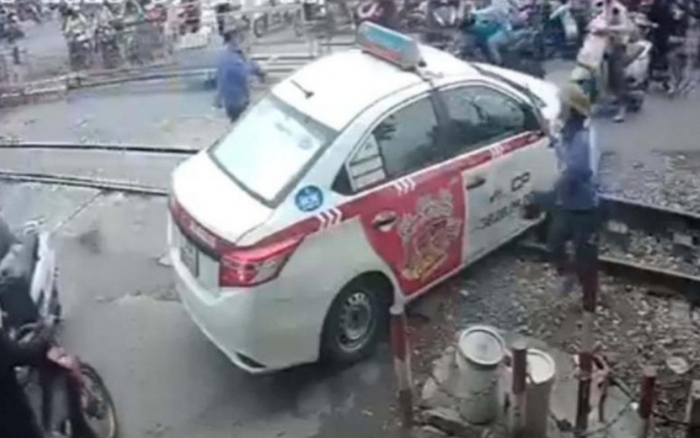 Phạt 4 triệu, tước bằng lái 2 tháng tài xế taxi cố vượt rào chắn khiến nhiều người thót tim Ảnh 2
