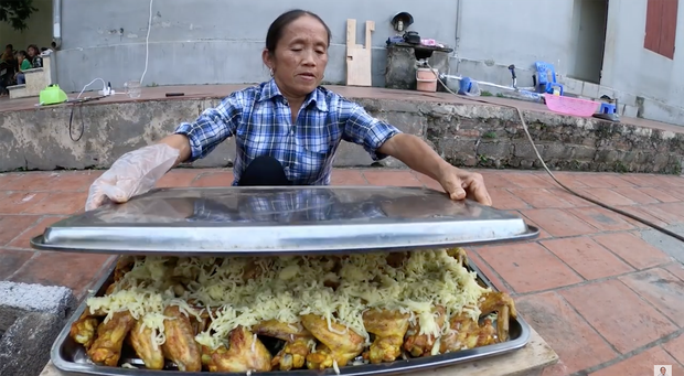 Xếp cánh gà, phủ phô mai, bà Tân đặt thêm một cái mâm và rải than lên