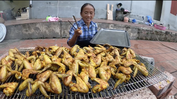 Khâu tẩm ướp và nướng gà vẫn đang rất trơn tru