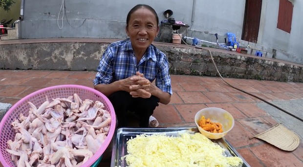 Bà Tân trong video làm cánh gà nướng phô mai khổng lồ