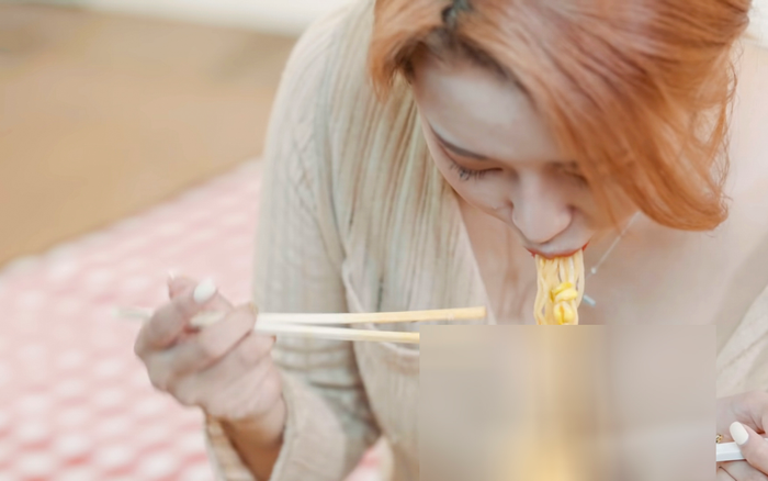 Ăn mặc trễ nải khoe vòng một phản cảm, nữ YouTuber Hàn bị dân mạng lên án dữ dội Ảnh 2