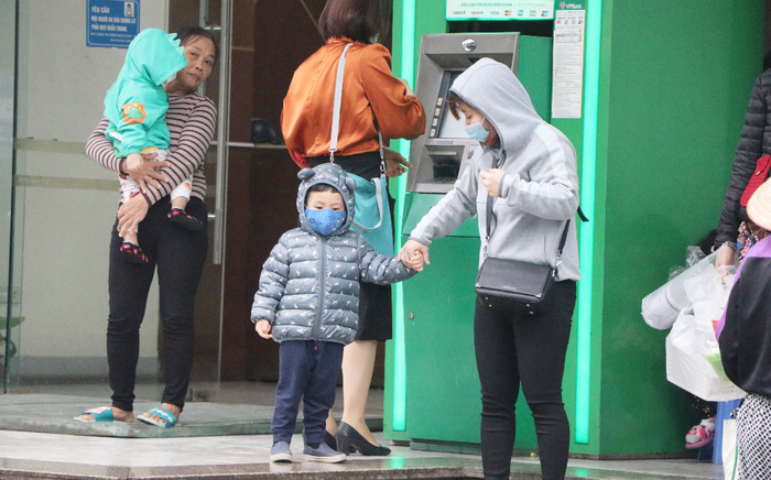 Ảnh hưởng bởi không khí lạnh, người Hà Nội co ro trong mưa rét thấp nhất 18 độ C Ảnh 2