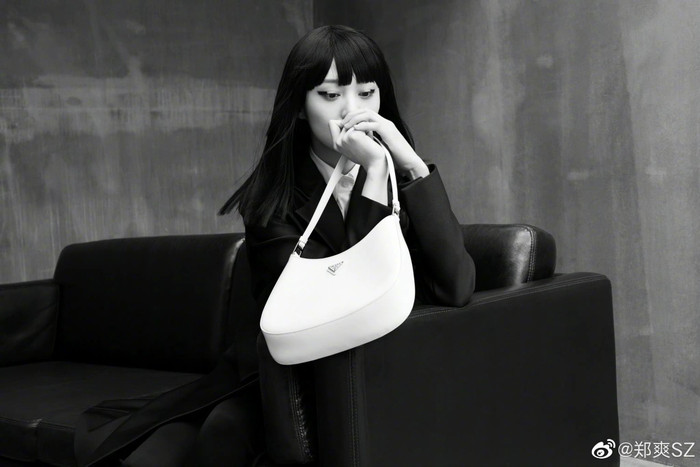 Trịnh Sảng phá cách, làm người mẫu quảng bá cho hãng túi xách Prada Cleo.