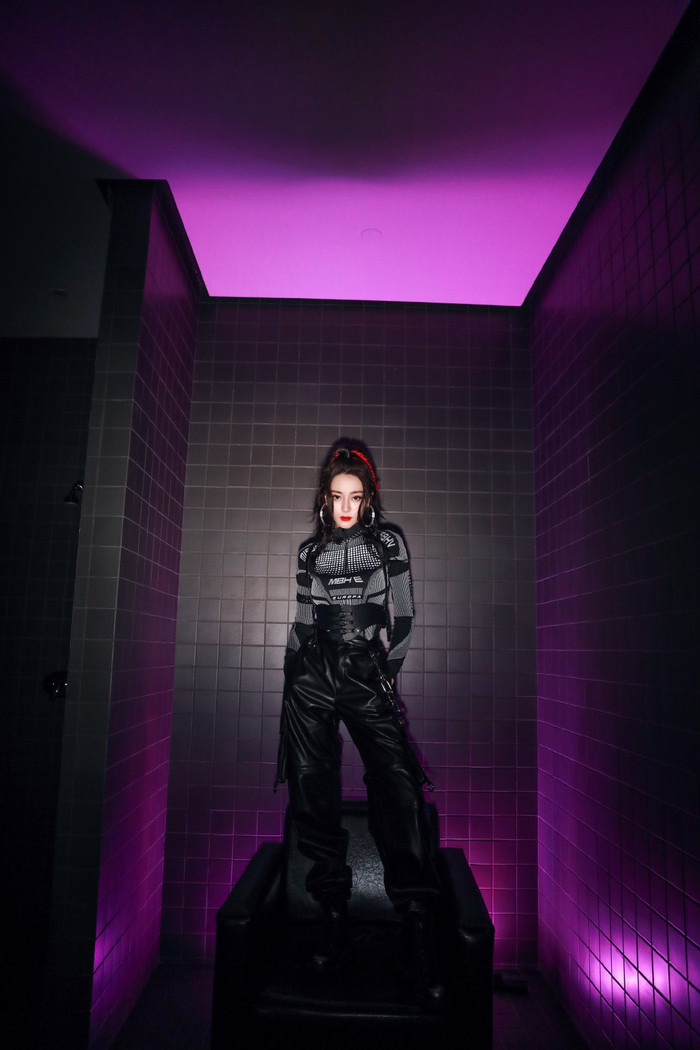 Như một nhà nữ quyền.