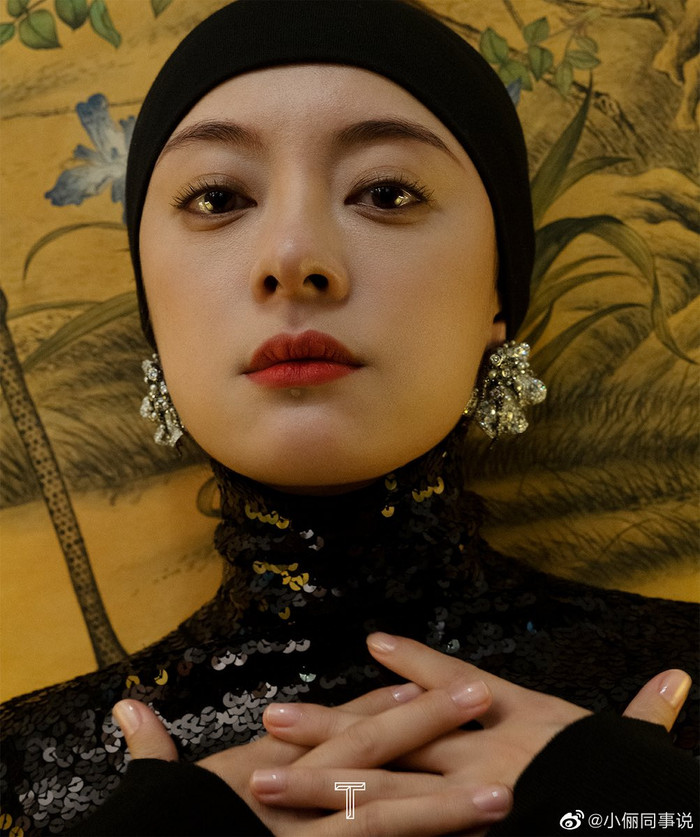 Đôi mắt ngấn lệ, ánh nhìn mạnh mẽ.