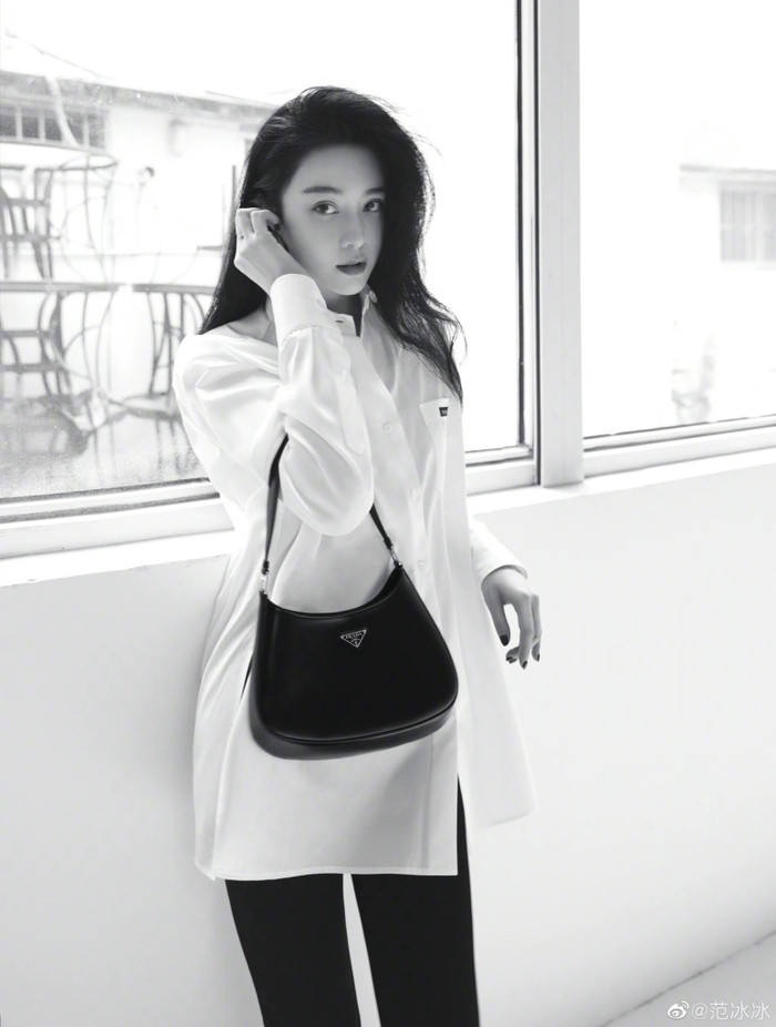 Ngoài Trịnh Sảng, 'nữ hoàng giải trí' Phạm Băng Băng cũng xuất hiện cho đợt quảng bá của Prada với dòng túi xách Prada Cleo.