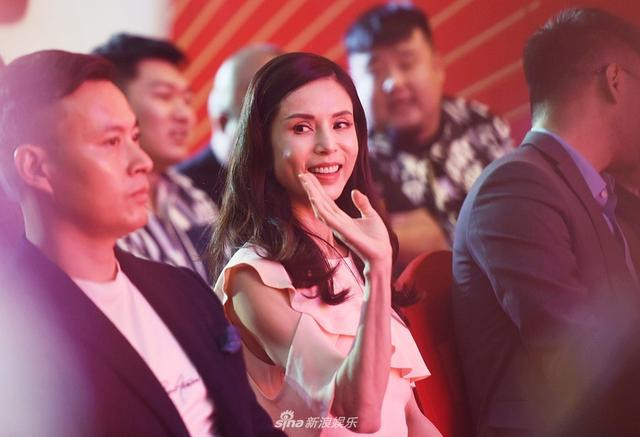 Sở hữu vóc dáng chuẩn nhưng Lý Nhược Đồng lại lộ rõ khuyết điểm của tuổi tác Ảnh 4