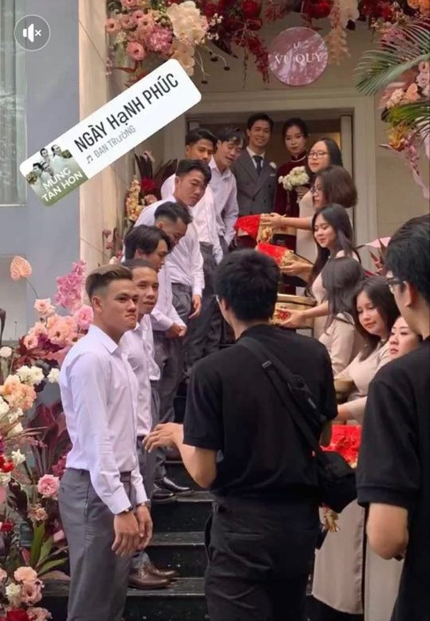 Hồ Tấn Tài (người đầu tiên bên trái) là trung vệ tuyển Việt Nam.