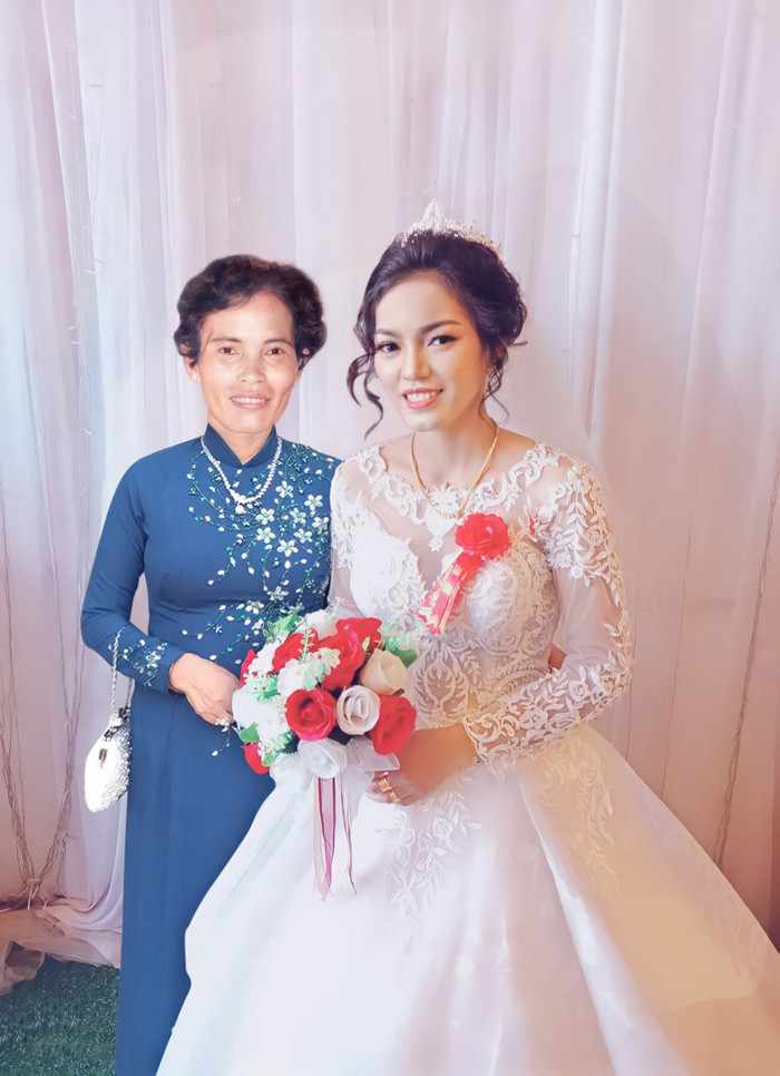 Cô dâu Huỳnh Đặng không khỏi xúc động khi có tấm hình chụp chung với người mẹ quá cố