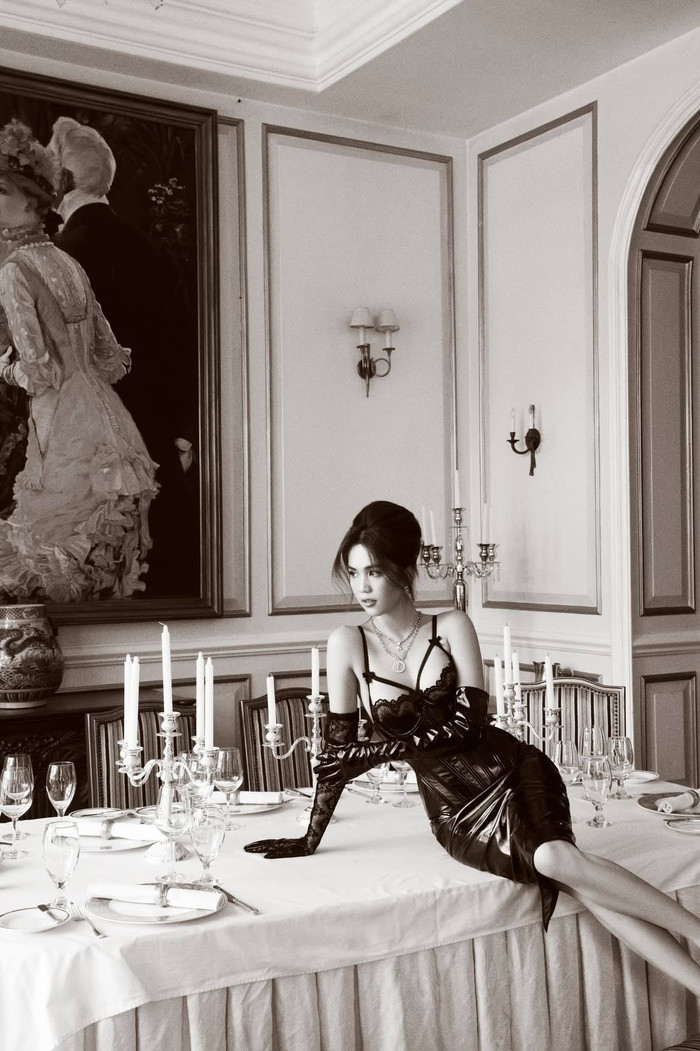 Chiếc váy chất liệu latex ôm sát, khoe được đường cong đồng hồ cát. Phần cúp ngực duyên dáng, gợi cảm. 