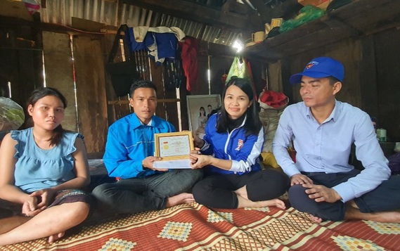 Trao huy hiệu 'Tuổi trẻ dũng cảm' cho thanh niên liều mình lao xuống dòng nước lũ cứu sống 3 người phụ nữ Ảnh 2