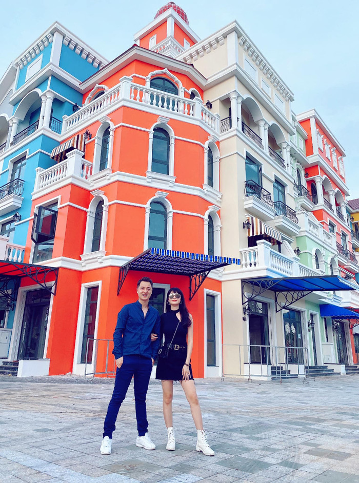 Căn biệt thự mới tậu của vợ chồng Đăng Khôi - Thuỷ Anh được thiết kế với nhiều màu sắc khác nhau