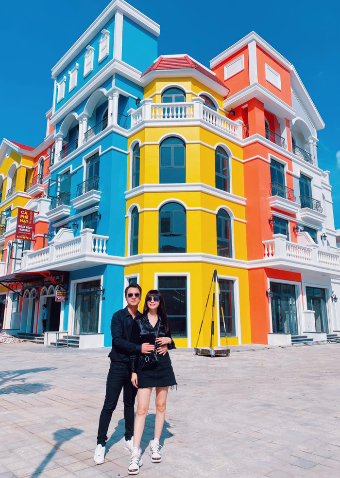Sau khi chia sẻ tin vui, đông đảo bạn bè, khán giả hâm mộ và cư dân mạng đã nô nức gửi lời chúc mừng tới vợ chồng Đăng Khôi và Thuỷ Anh