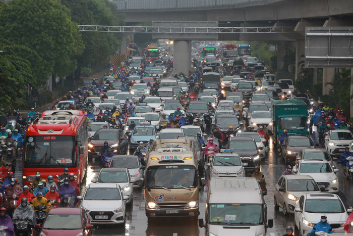 Theo ghi nhận của chúng tôi tại đường Nguyễn Trãi dòng phương tiện vật lộn trên đường. Xe máy xen kẽ trong các làn đường.