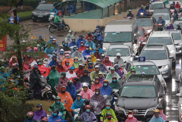 Tại đường Láng, hàng nghìn phương tiện chôn chân trên đường. Nhiều người phải mất hàng tiếng đồng hồ chỉ trên đoạn đường ngắn.