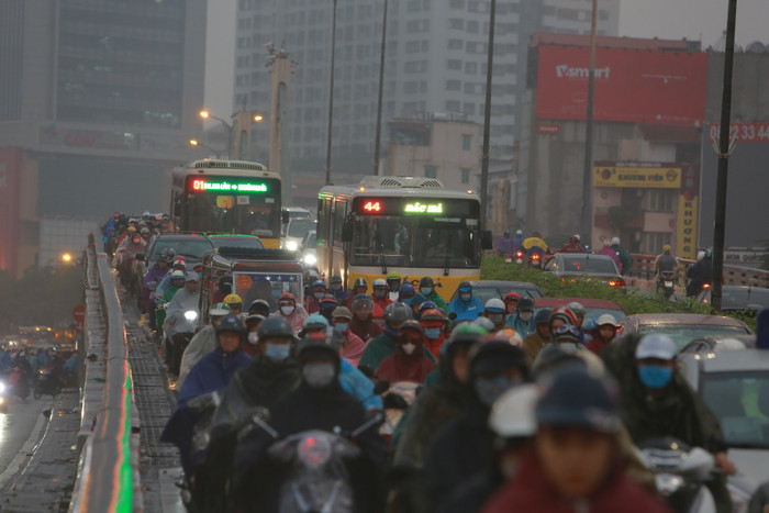 Ai ai cũng ngao ngán khi di chuyển trên đường mưa lạnh.