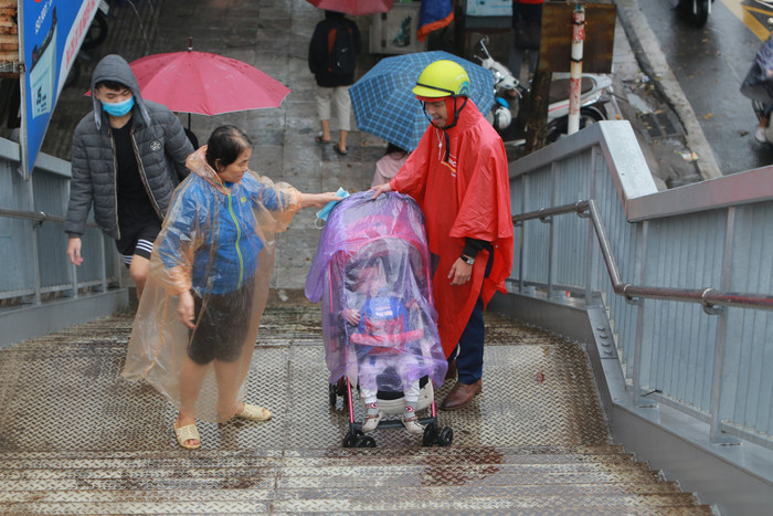 Do thời tiết lạnh, nhiều người che kín cho trẻ nhỏ.