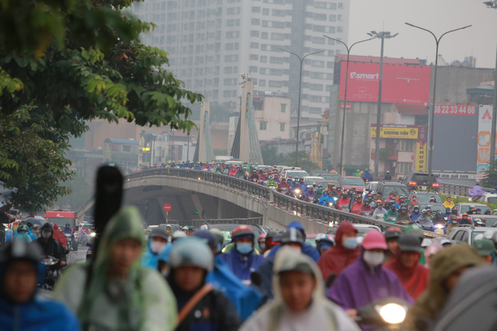 Do ảnh hưởng mưa khiến các phương tiện tại Hà Nội nhích từng bước trên đường sau giờ tan tầm.