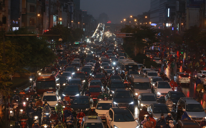 Ùn tắc kinh hoàng, người Hà Nội chôn chân trong mưa lạnh cả tiếng đồng hồ trên đường Ảnh 2