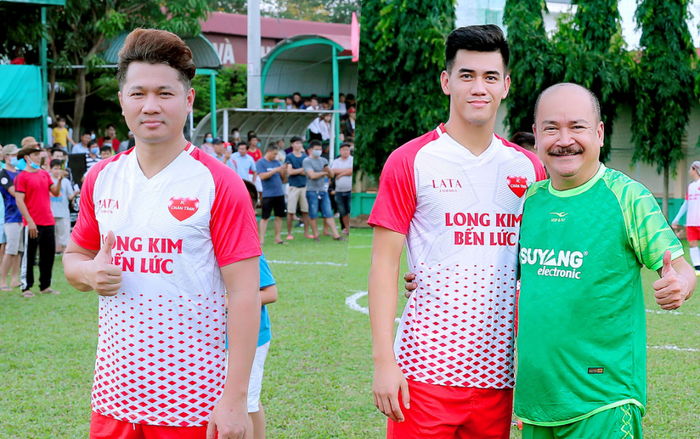 Lâm Vũ, Hoàng Sơn tổ chức trận bóng gây quỹ, quyên góp hơn 300 triệu ủng hộ miền Trung Ảnh 2