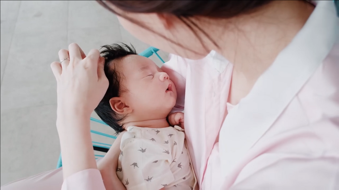 Ông xã Đặng Thu Thảo khoe khoảnh khắc con trai ngủ say giấc trong vòng tay của mẹ