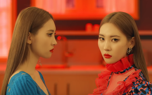 Khi các Idols K-Pop phải đối đầu với chính mình trong các MV chủ đề đa nhân cách Ảnh 2