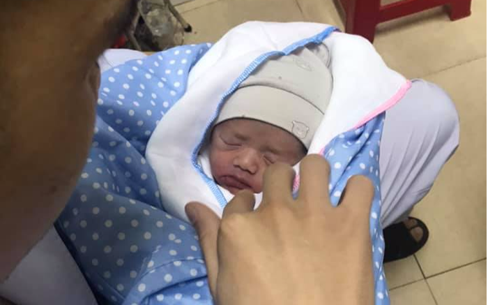 Cứu sống bé trai sơ sinh nguy kịch, bị bỏ rơi trong thùng rác Ảnh 2
