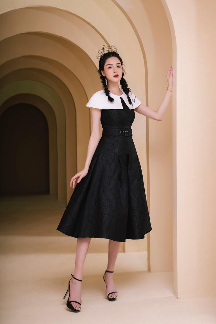 Á hậu Hoàng Anh khoác trên mình các thiết kế trang nhã màu đen với các chất liệu khác nhau của NTK Hà Duy