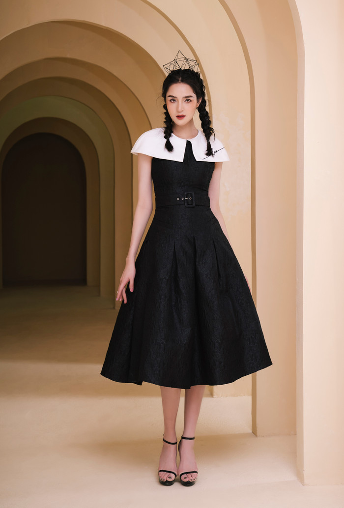 Những nàng ưa chuộng style bánh bèo đều chọn cho mình những kiểu váy suông như này nhấn nhá phần cổ áo trắng lạ mắt