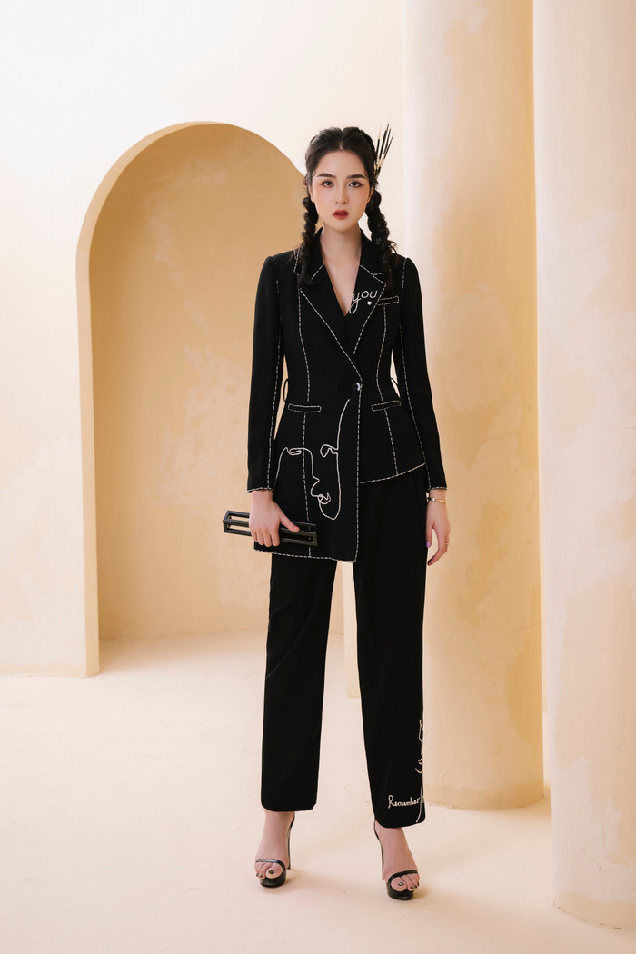 Bộ suit cách điệu được nhấn nhá bằng chỉ thêu màu tương phản dành cho những cô nàng ưa thể hiện cá tính, phá cách nhưng vẫn đảm bảo yếu tố lịch sự nơi công sở.&nbsp;